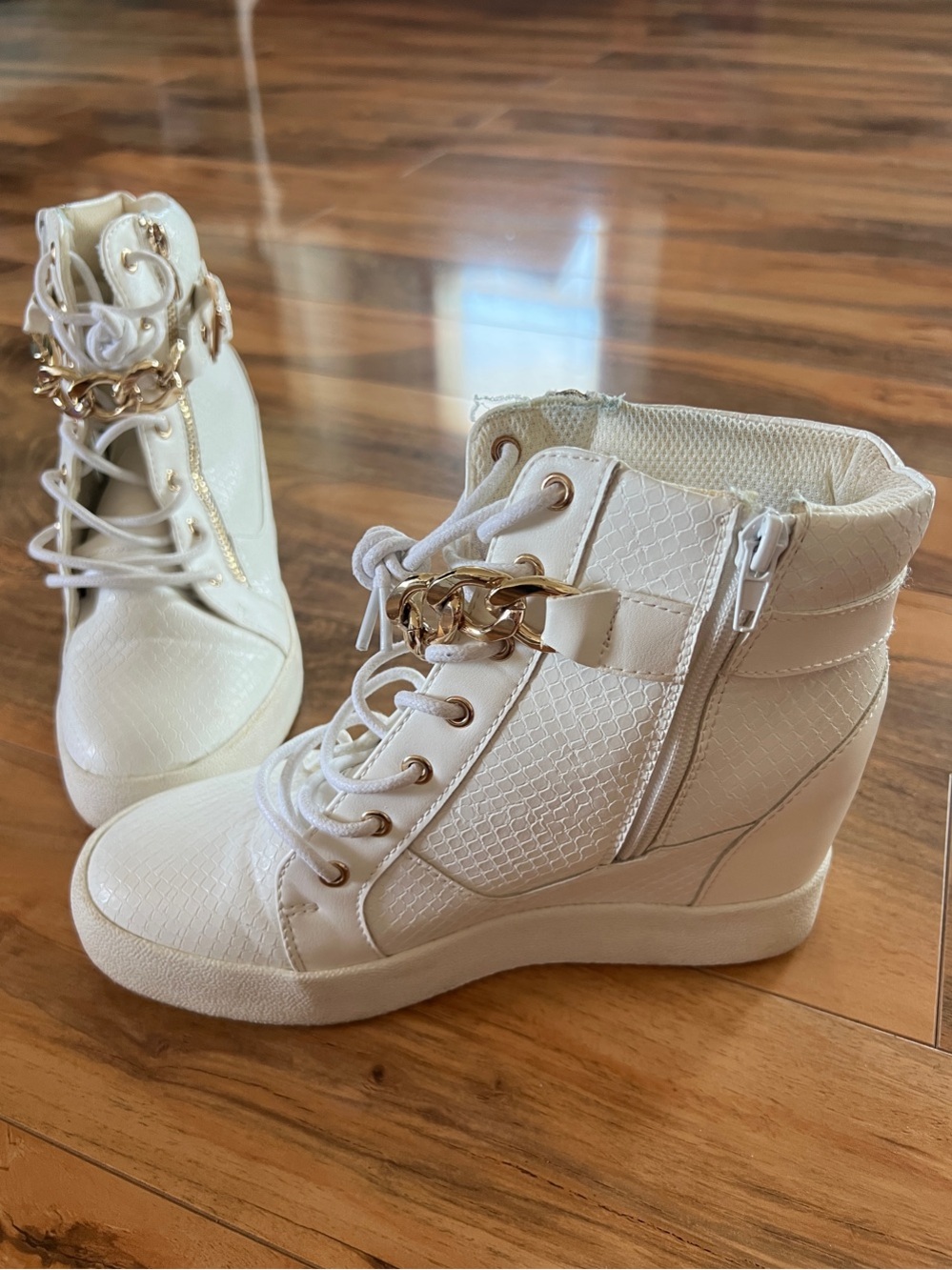 ShoeDazzle Womens 8 White Wedge Sneakers High Top Gold Chain Lace Up Zip